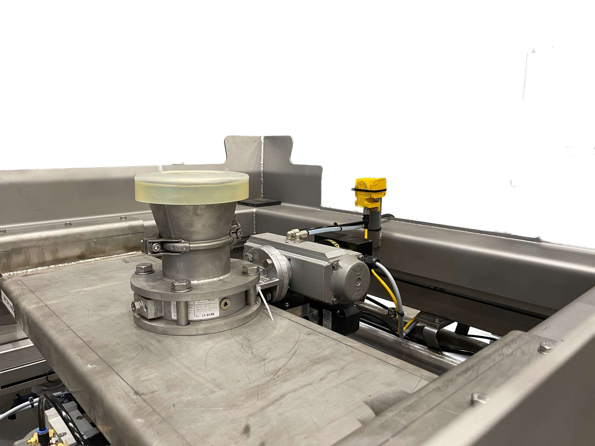 dischage station for IBC container with butterfly valve