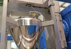 container blender with integrated purge system